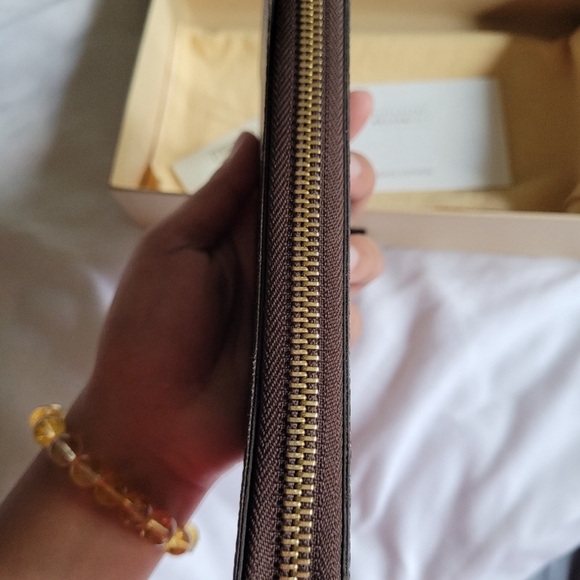 ❣️SOLD❣️$600 Authentic Pre-loved Louis Vuitton Long Wallet - Picture 6 of 8